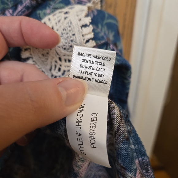 Tru Self 3x Paisley Floral top. - Picture 5 of 7